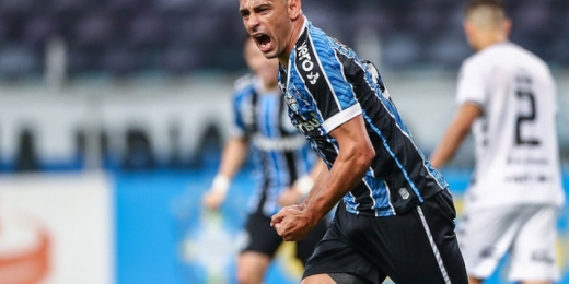 'Ajudinha' do ídolo Diego Souza em gol do Sport contra o Grêmio viraliza entre rubro-negros