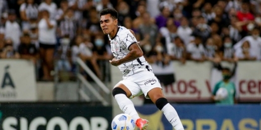 'É difícil para um favelado chegar até aqui', diz Du Queiroz após ser melhor em campo em vitória do Corinthians