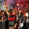 ‘Incansáveis’: torcida do Flamengo leva clima do Maracanã a Montevidéu pelo Tri da Libertadores