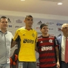 ‘Preparado para tudo’: Ayrton Lucas é apresentado pelo Flamengo no Ninho