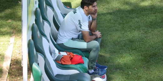 Abel fala sobre busca do Palmeiras por um camisa 9: ‘Sempre arrumamos soluções'