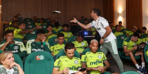 Abel Ferreira presenteia jogadores do Palmeiras antes do treino para enfrentar o Guarani