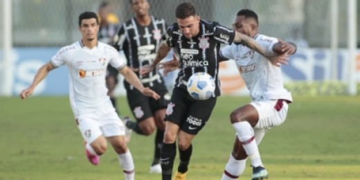 Abel Hernández é expulso no segundo tempo, mas Fluminense arranca o empate contra o Corinthians
