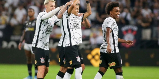 Adson detalha estilo de Vítor Pereira e acredita em mais oportunidades no Corinthians