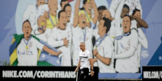 Ainda em busca de equipe ideal e com dúvidas, Sylvinho repetiu escalação do Corinthians só uma vez no 2º turno