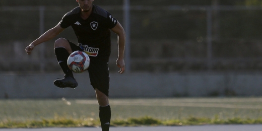 Ainda lesionado, Luís Oyama inicia transição com bola no Botafogo