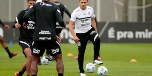 Alex deixa a base do Corinthians e vira auxiliar da equipe principal