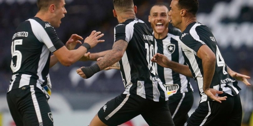 Análise: apesar do título, Vasco joga mal e não consegue criar diante do fragilizado Botafogo