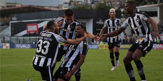 Análise: Botafogo tem atuação digna de líder e sabe ser incisivo na goleada sobre o Vasco
