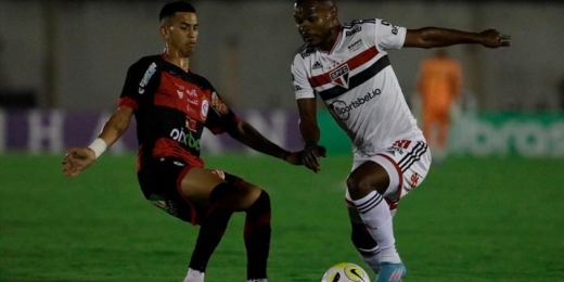 ANÁLISE: São Paulo joga dois tempos distintos, se classifica, mas continua com 'velho problema'