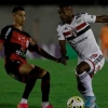 ANÁLISE: São Paulo joga dois tempos distintos, se classifica, mas continua com ‘velho problema’