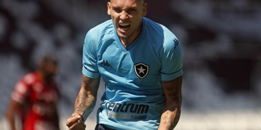 Anderlecht não envia proposta, e Rafael Navarro continua no Botafogo; renovação segue emperrada