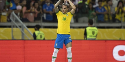 Antony explica golaço em vitória da Seleção contra o Paraguai: 'Quando eu chapo ali é difícil para o goleiro'