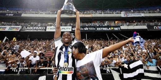 Ao, Kanu comemora redenção e título pelo Botafogo: 'É o dia mais feliz da minha vida'