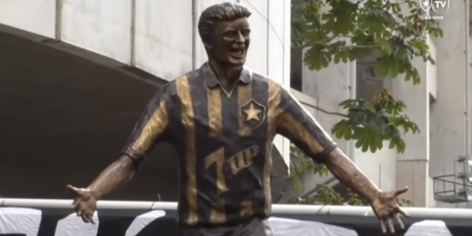 Ao, Túlio Maravilha comemora estátua no Nilton Santos, estádio do Botafogo: 'Sonho realizado'