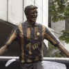 Ao, Túlio Maravilha comemora estátua no Nilton Santos, estádio do Botafogo: ‘Sonho realizado’