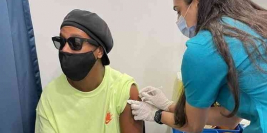 Aos 41 anos, Ronaldinho Gaúcho é vacinado contra Covid-19 em Dubai: 'Grande esperança'