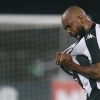 Após ‘barba, cabelo e bigode’ contra o Cruzeiro, Chay assume a artilharia do Botafogo na temporada