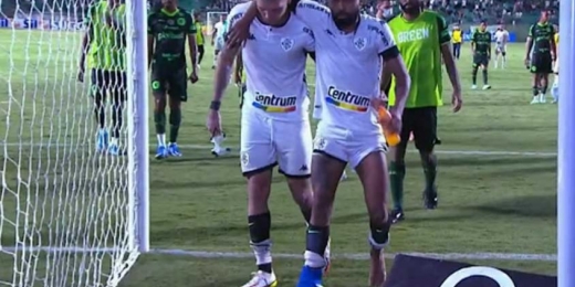 Após carrinho, Chay é substituído sob lágrimas; meia do Botafogo deixa gramado carregado por Navarro