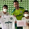 Após derrota do Palmeiras no Mundial, Luan recebe a visita de dois torcedores mirins que o apoiaram