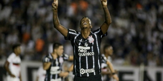 Após desafio do técnico, Jô volta a ser decisivo e acirra briga por titularidade no Corinthians