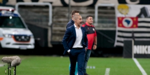 Após duas recusas, Sylvinho vira a 'bola da vez' no Corinthians