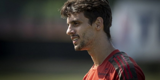 Após infecção em um dos pontos de cirurgia, Rodrigo Caio, do Flamengo recebe alta
