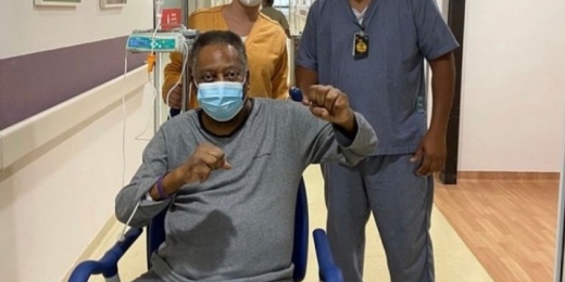 Após internação, Pelé volta ao hospital para fazer sessão de quimioterapia
