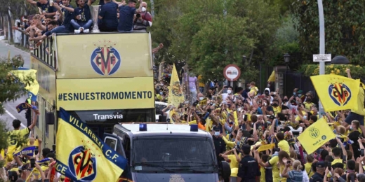 Após título da Liga Europa, Villarreal chega à Espanha com grande festa da torcida