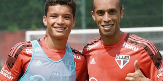 Após treinar ao lado de seu filho, Miranda, capitão do São Paulo, celebra: 'Dia especial e muito feliz'