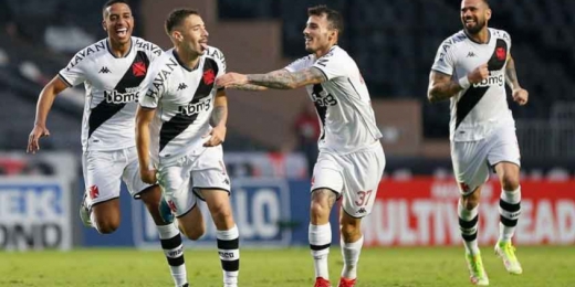 Após triunfo, Caio Lopes celebra primeiro gol como profissional do Vasco: 'Dedicar à minha família'