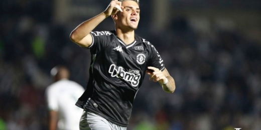 Após vitória, Gabriel Pec festeja gol com passe de seu ídolo Nene e destaca: 'O Vasco vai subir'