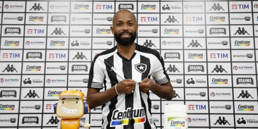 Apresentado, Chay fala em 'carinho imenso' pelo Botafogo e destaca: 'Estou muito feliz por estar aqui'