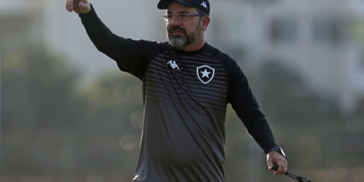Árbitro relata ofensas de Enderson em súmula e técnico do Botafogo pode ser suspenso em até seis jogos