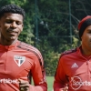 Arboleda e Eder realizam atividades de fisioterapia no gramado durante treino do São Paulo