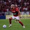 Arrascaeta faz campanha para achar torcedor do Flamengo que invadiu campo e o abraçou: ‘Merece o manto’