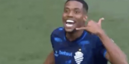 Atacante do CSA comemora gol da virada sobre Cruzeiro com 'fala, Zezé' e viraliza na web