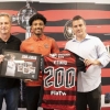 Atacante recebe homenagem por marca alcançada no Flamengo