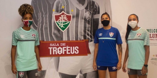 Atletas da equipe feminina do Fluminense fazem um 'tour' pela sala de troféus do clube