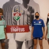 Atletas da equipe feminina do Fluminense fazem um ‘tour’ pela sala de troféus do clube