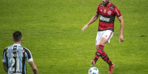 Atuação de Thiago Maia reacende discussão sobre meio de campo do Flamengo