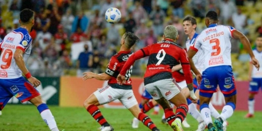 Áudio do VAR de Flamengo x Bahia é divulgado, e juiz explica pênalti: 'Corre o risco, e pega no braço'