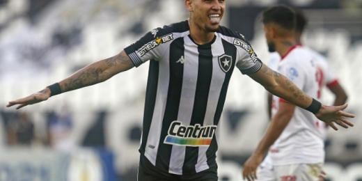 Autor de dois gols na vitória do Botafogo, Rafael Navarro comemora boa fase: ‘Muito feliz’