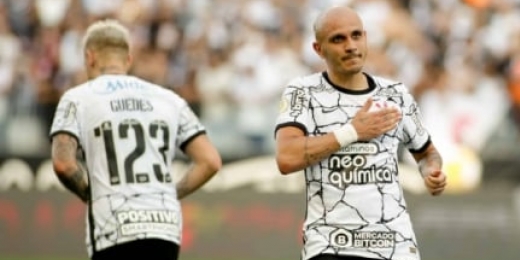 Autor do gol da vitória do Corinthians sobre o Athletico-PR, Fábio Santos diz: 'Fundamental para classificação'