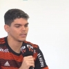 Ayrton Lucas fala como jogador do Flamengo pela primeira vez: ‘Perturbei muito meu empresário’