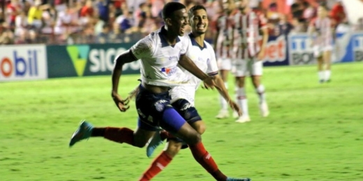 Bahia vence Náutico pela Série B em noite de gol e expulsão bizarra de Douglas Borel