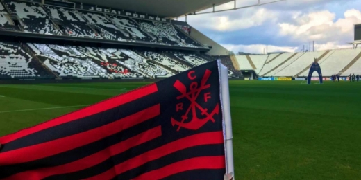 Bandeira do Flamengo na Arena gera revolta em organizada corintiana: 'Inaceitável e inadmissível'
