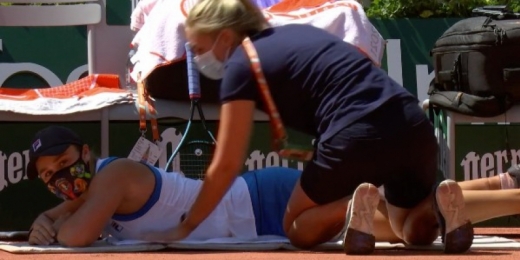 Barty sofre lesão, mas sobrevive em Roland Garros
