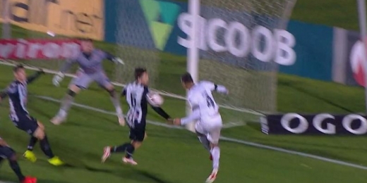 Bola bate na mão de jogador do Operário dentro da área, árbitro ignora e Botafogo reclama de pênalti