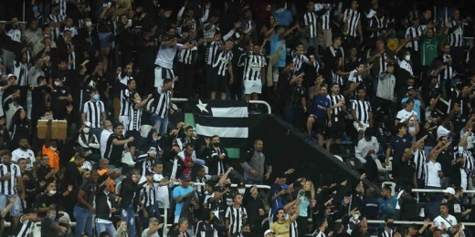 Botafogo aciona Departamento Jurídico por torcedor que urinou em copo e jogou na direção da torcida